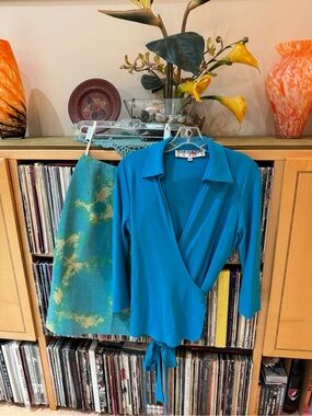 PRICE DROP:,NOVIELLO BLOOM, 6, TURQUOISE wrap shirt/& ,LIZARD-EMBOSSED LTHR SKT